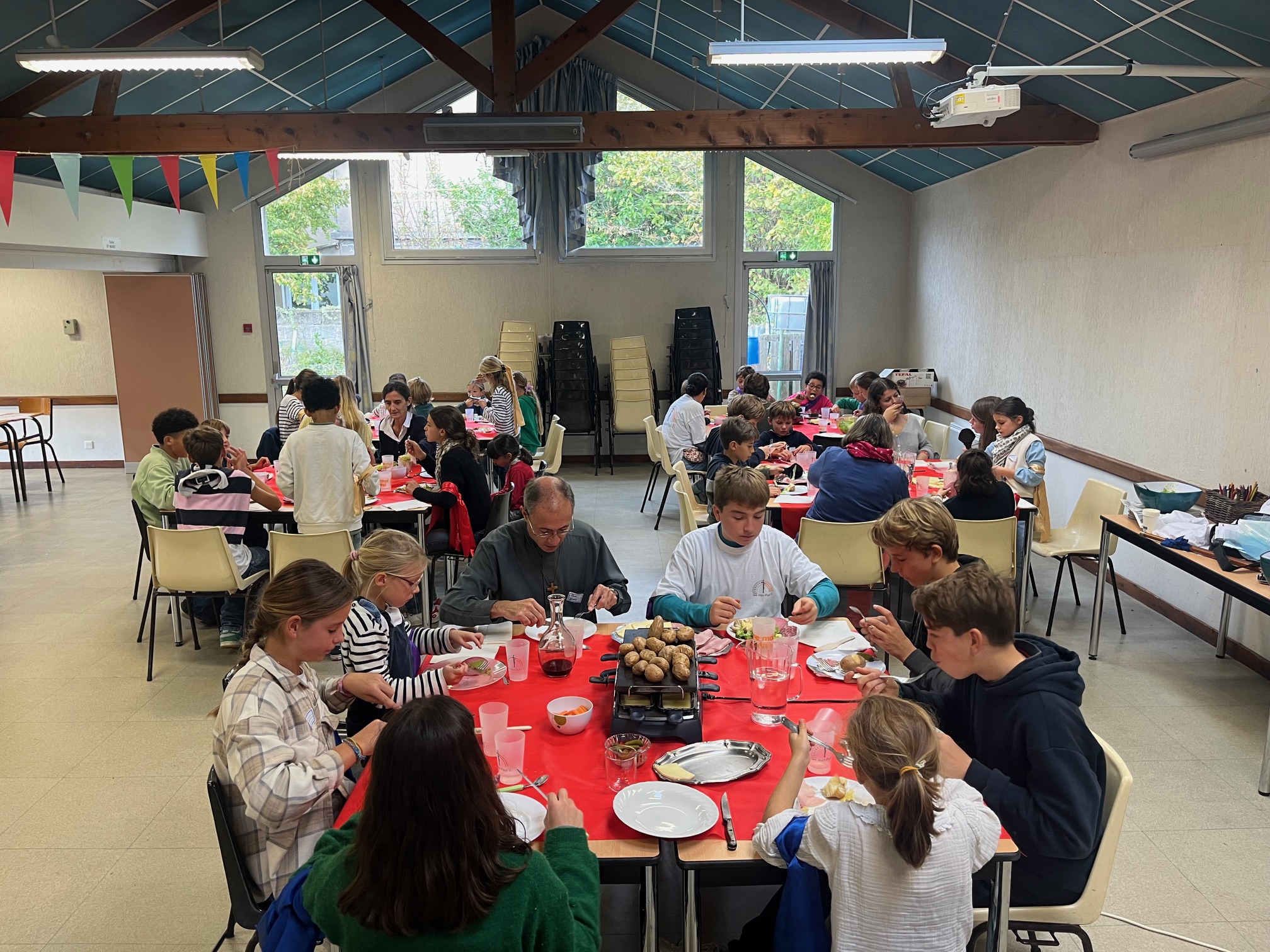 Repas conviviaux au patronage
